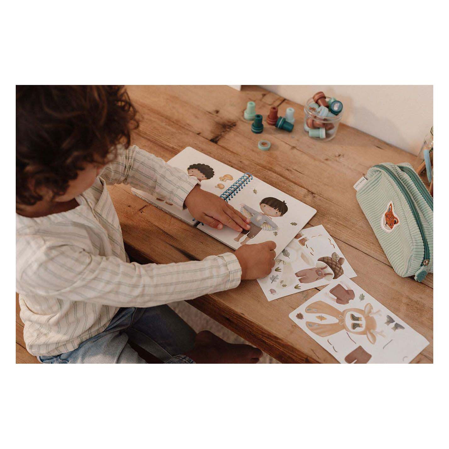 Little Dutch aankleedstickerboek Jim Forest Friends
