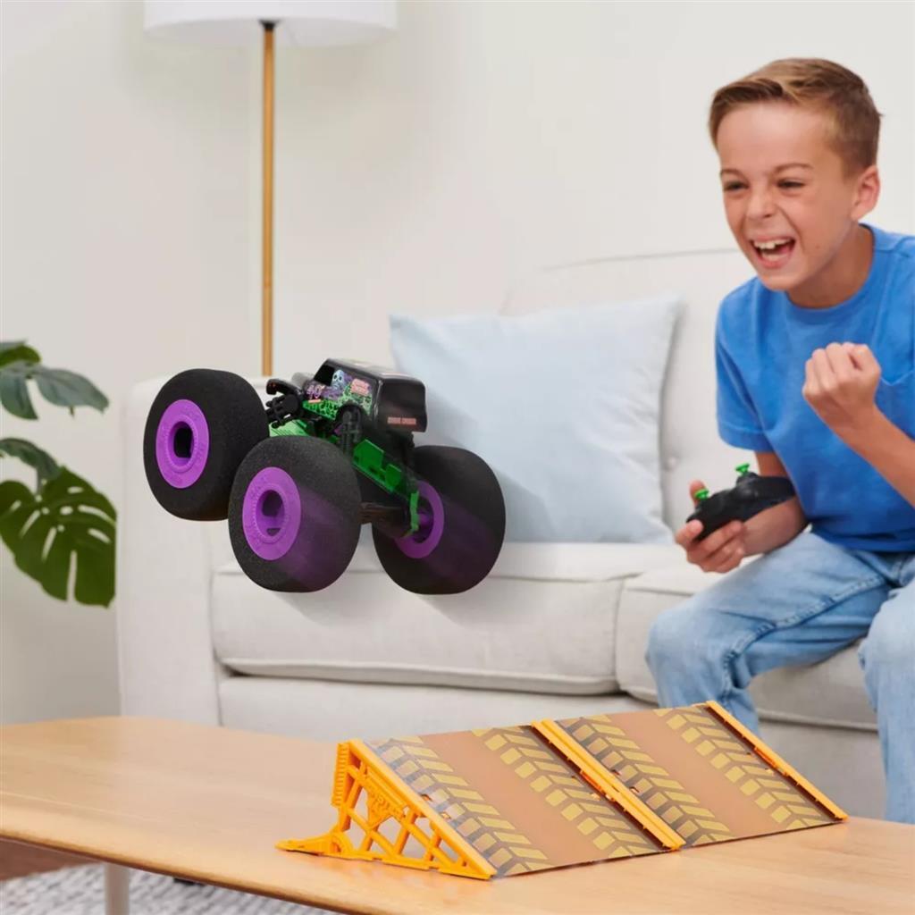 Monster Jam Monster Jam RC Grave Digger Ramp Kampioen 1:16