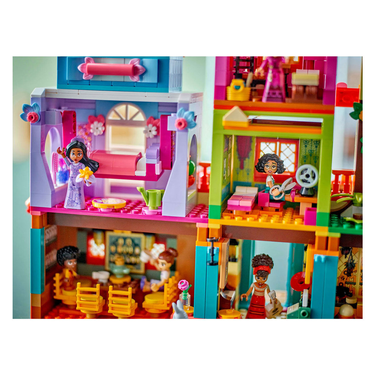 Lego disney 43245 het magische huis van de familie madrigal