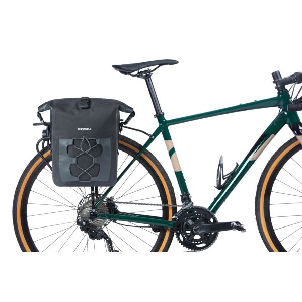 Basil enkele tas navigator waterproof m mik 12-15l 17 x 28 x 34 cm - zwart