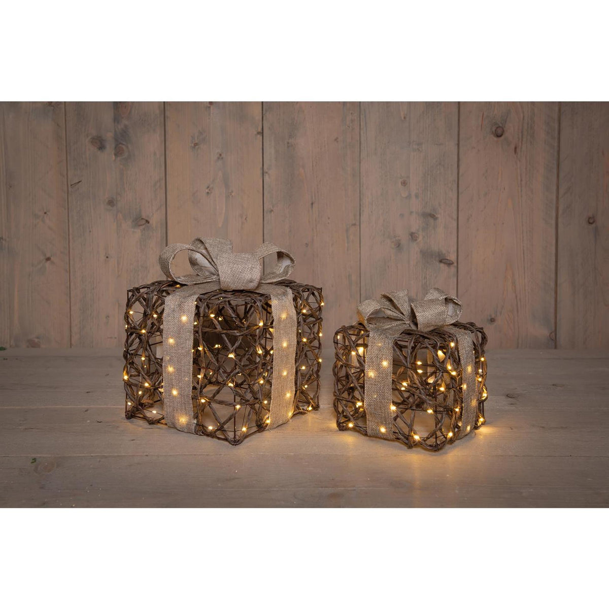 Anna's collection verlichte cadeaudoosjes set van 2 50 led classic warm 15x15x17cm 20x20x23cm werkt op 3xaa batterijen met timer
