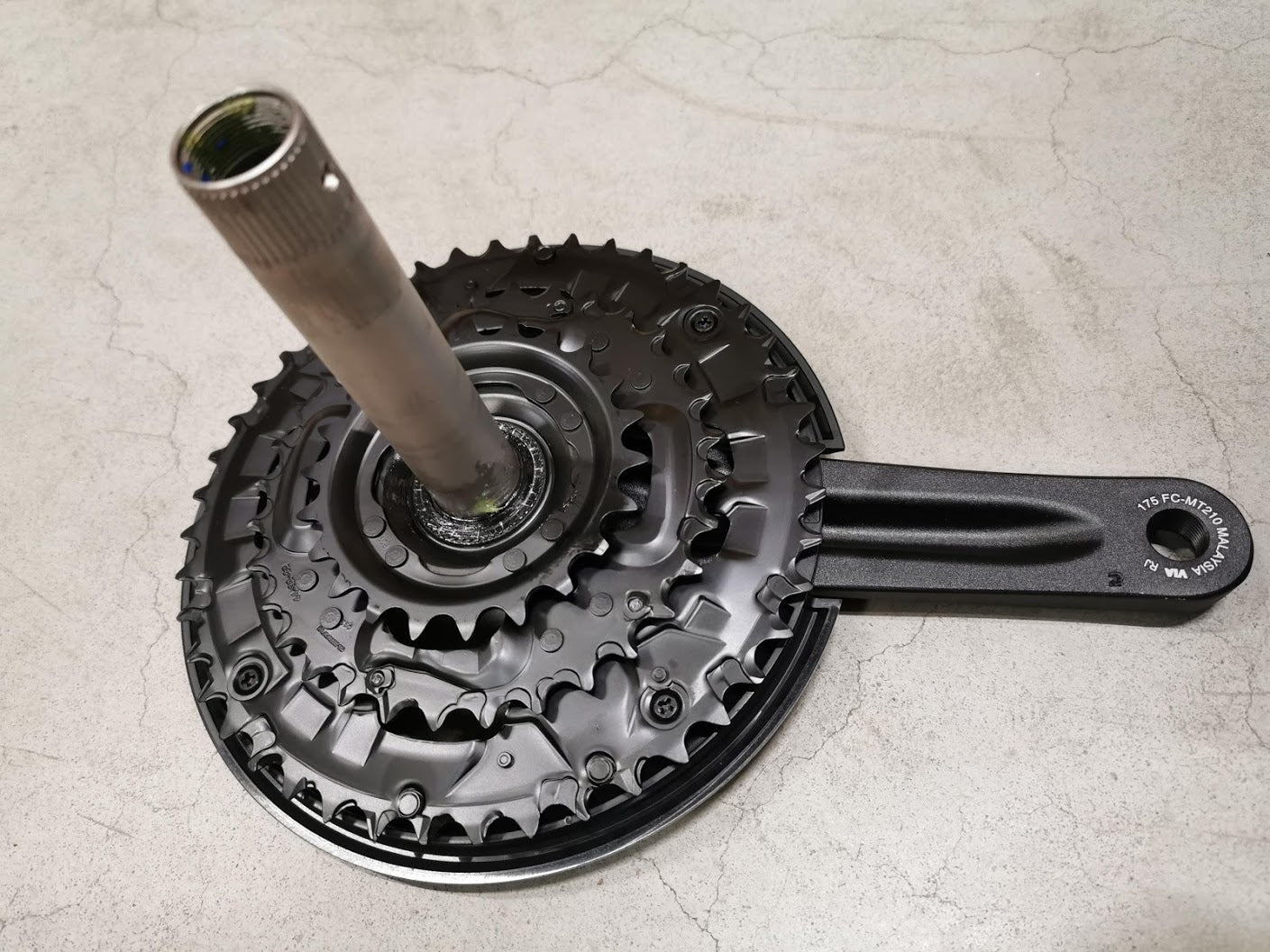 Shimano crankstel Altus MT2103 44-32-22 9V 175mm Zwart