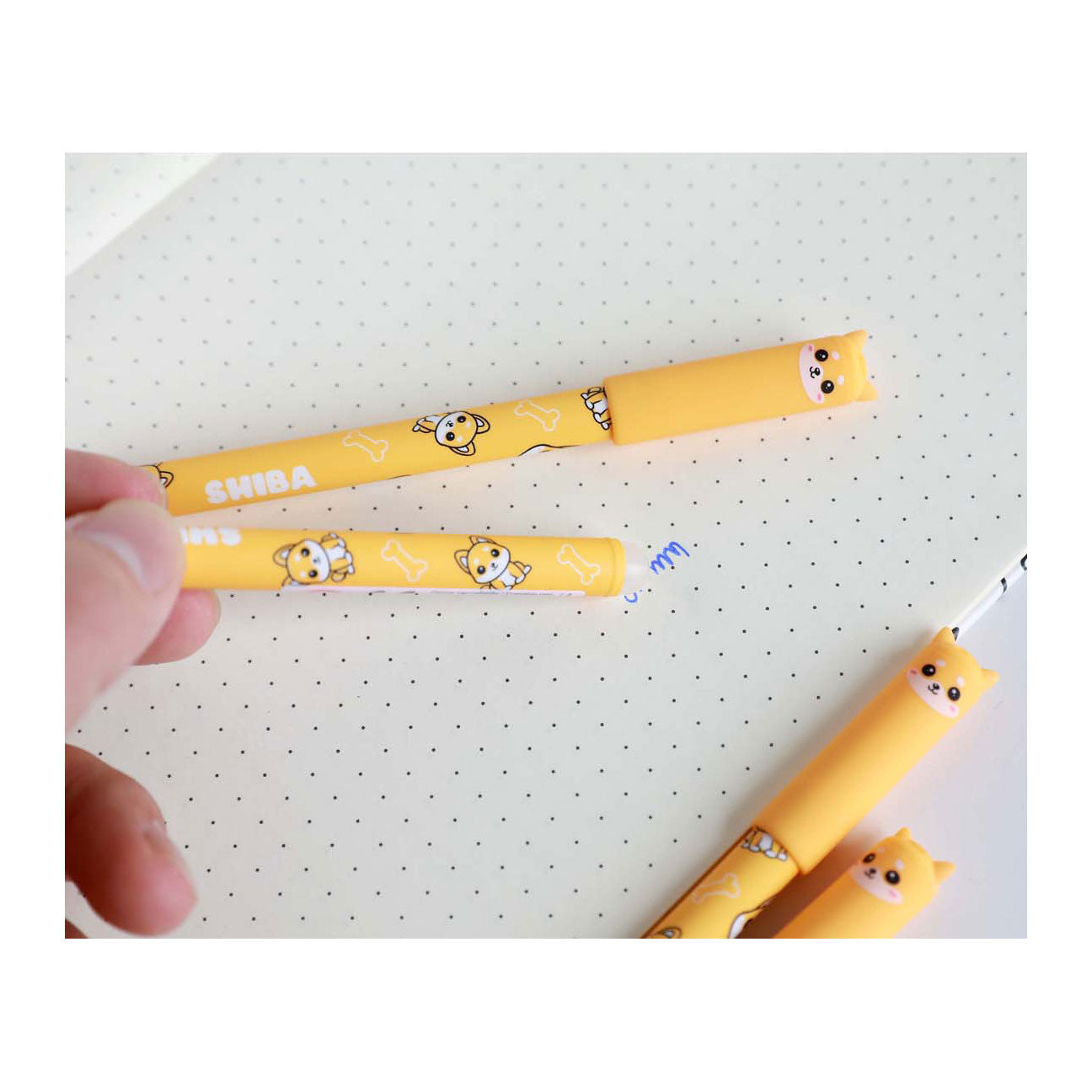 Het is een totale uitwisbare balpen met dop shiba