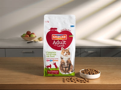 Smolke kat volwassen lam rijst