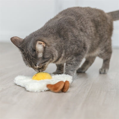 Trixie gebakken ei xxl pluche met amerikaanse catnip