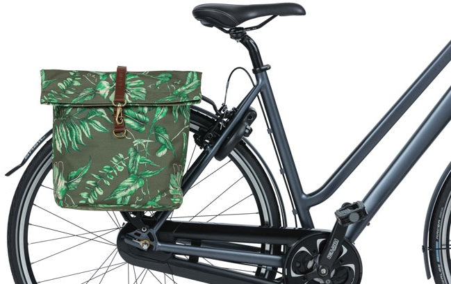 Basil Ever-Green dubbele fietstas, gerecycled PET, waterkerende vouwsluiting, vegan leer, 28-32L, tijm groen