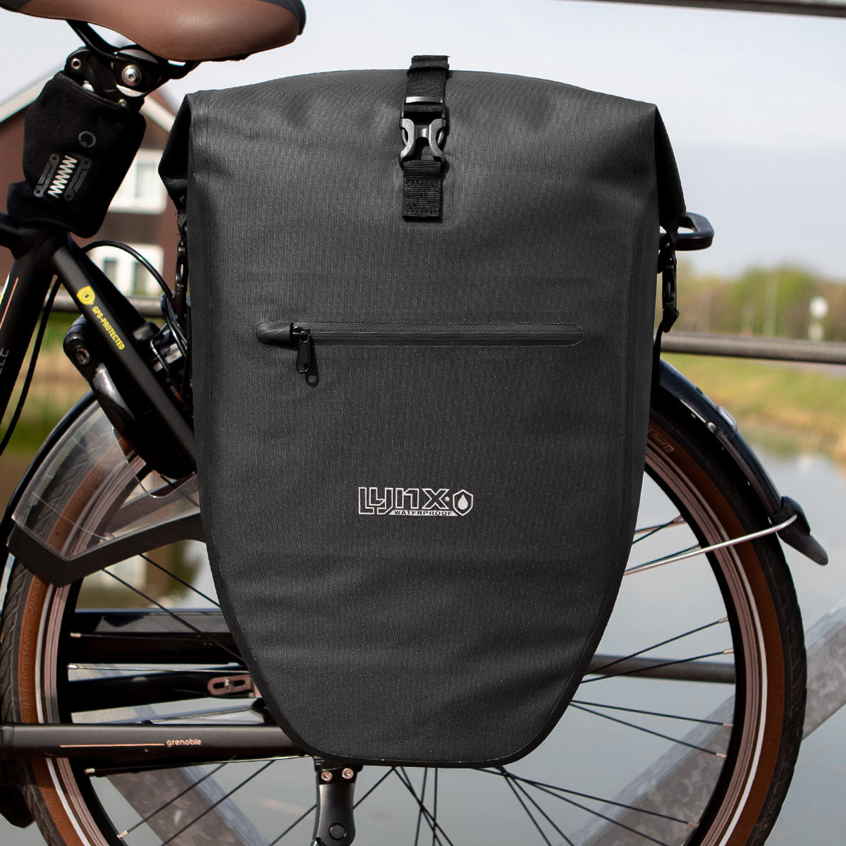 Lynx fietstas enkel tpu 28l zwart waterdichte e-bike hooi
