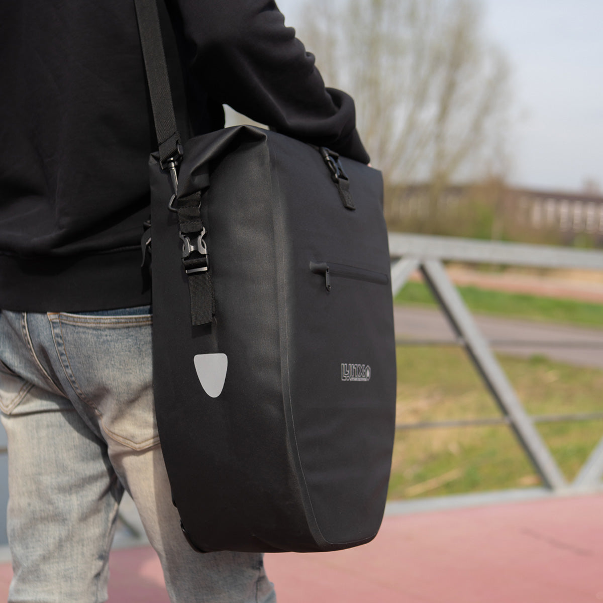 Lynx fietstas enkel tpu 28l blauw waterdichte e-bike hooi