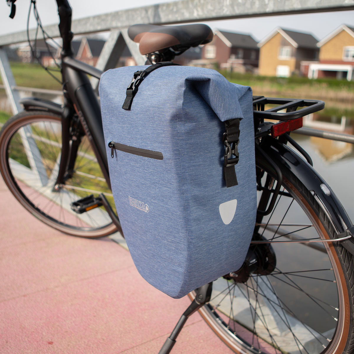 Lynx fietstas enkel tpu 28l blauw waterdichte e-bike hooi