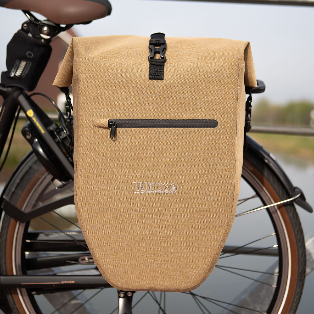 Lynx fietstas enkel tpu 28l bruin waterdichte e-bike hooi