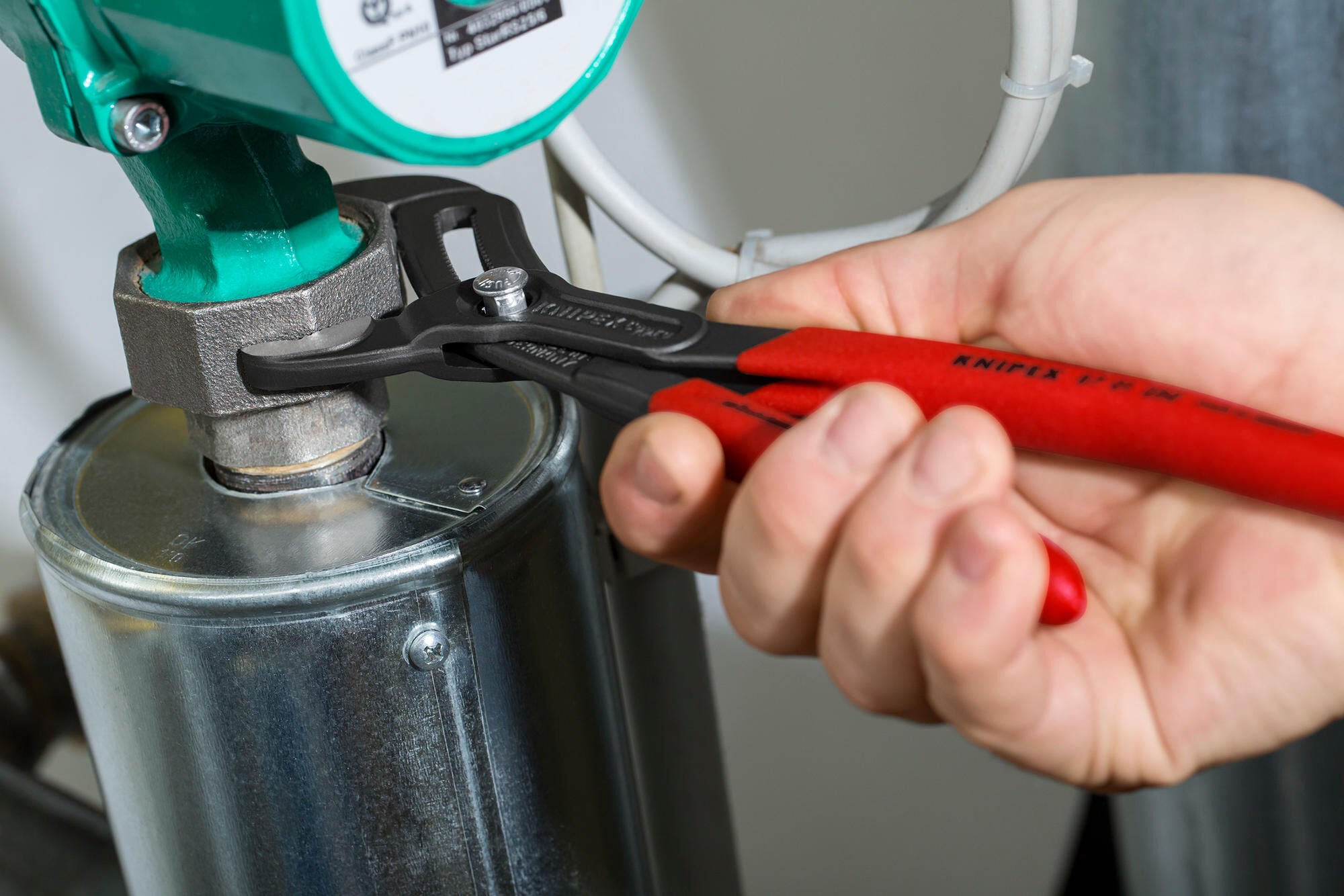 Knipex cobra 250 mm 87 01 250 zweedse- waterpomp-tang (rood, getande grijpvlakken, doorgestoken scharnier )