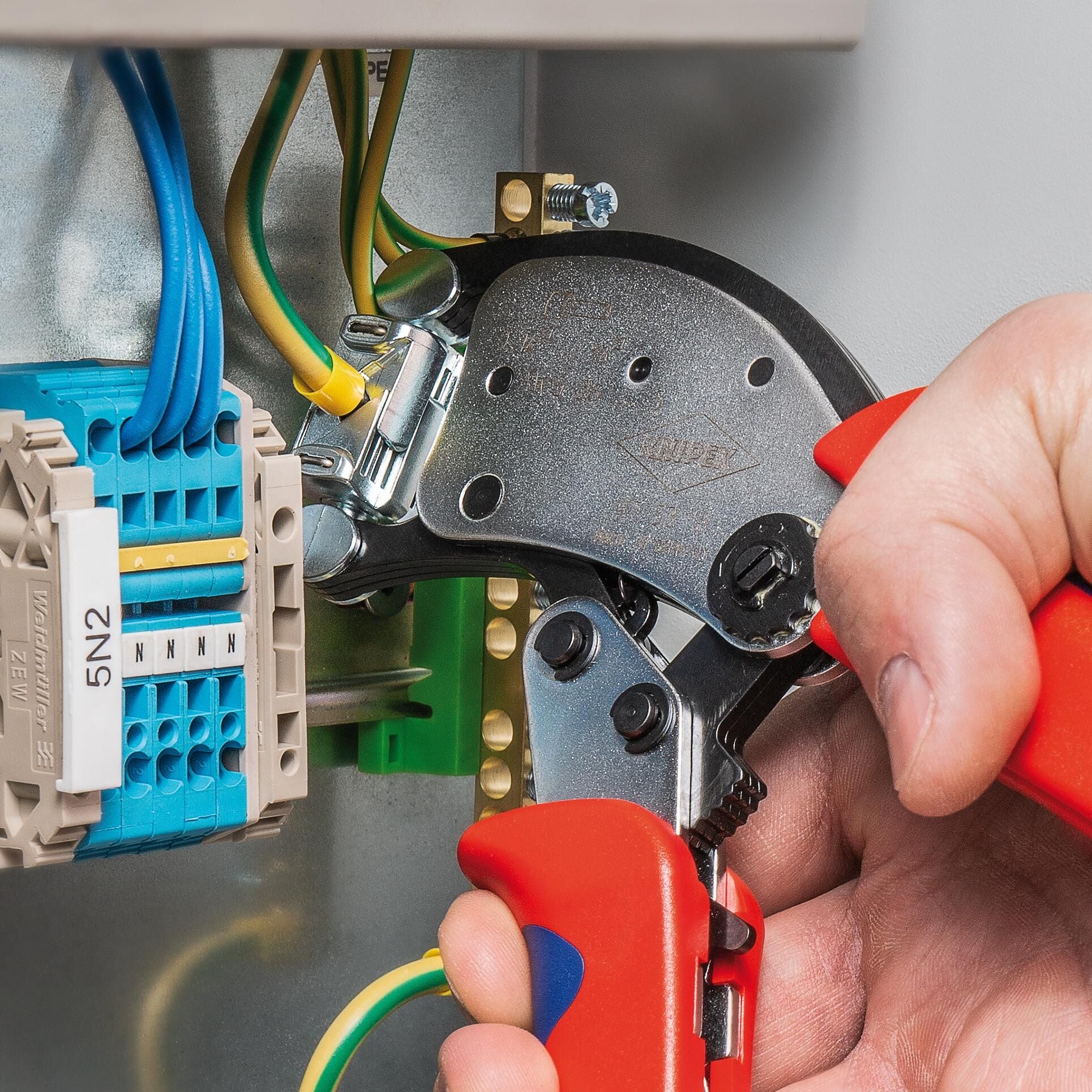 KNIPEX Twistor 16 Zelfinstellende krimptang voor adereind