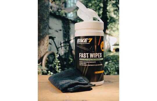 Bike7 - fast wipes pot with 70 wipes including microfiber cleaning cloth