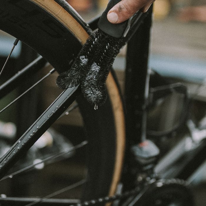 Dynamic two prong brush