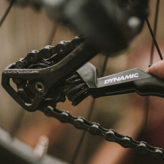 Dynamic drivetrain detailing brush