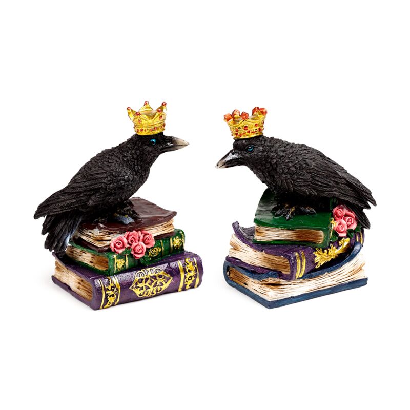 Kraai met kroon staan op boeken