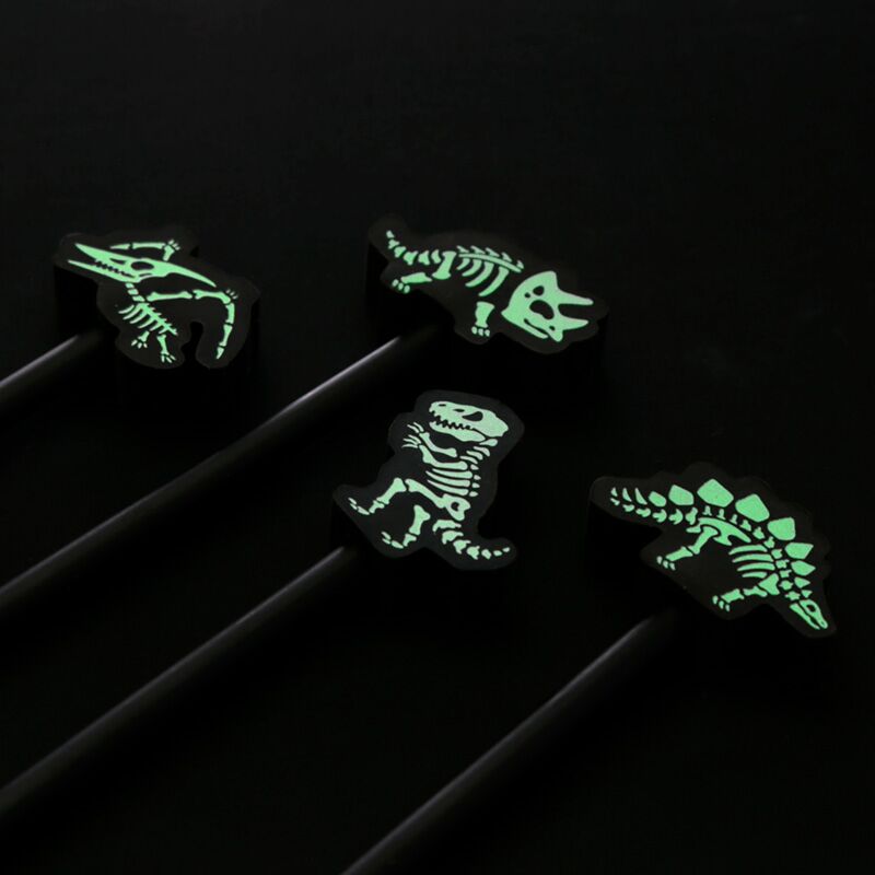 Dinosaurus skelet dat in het donker oplicht - gumpotlood