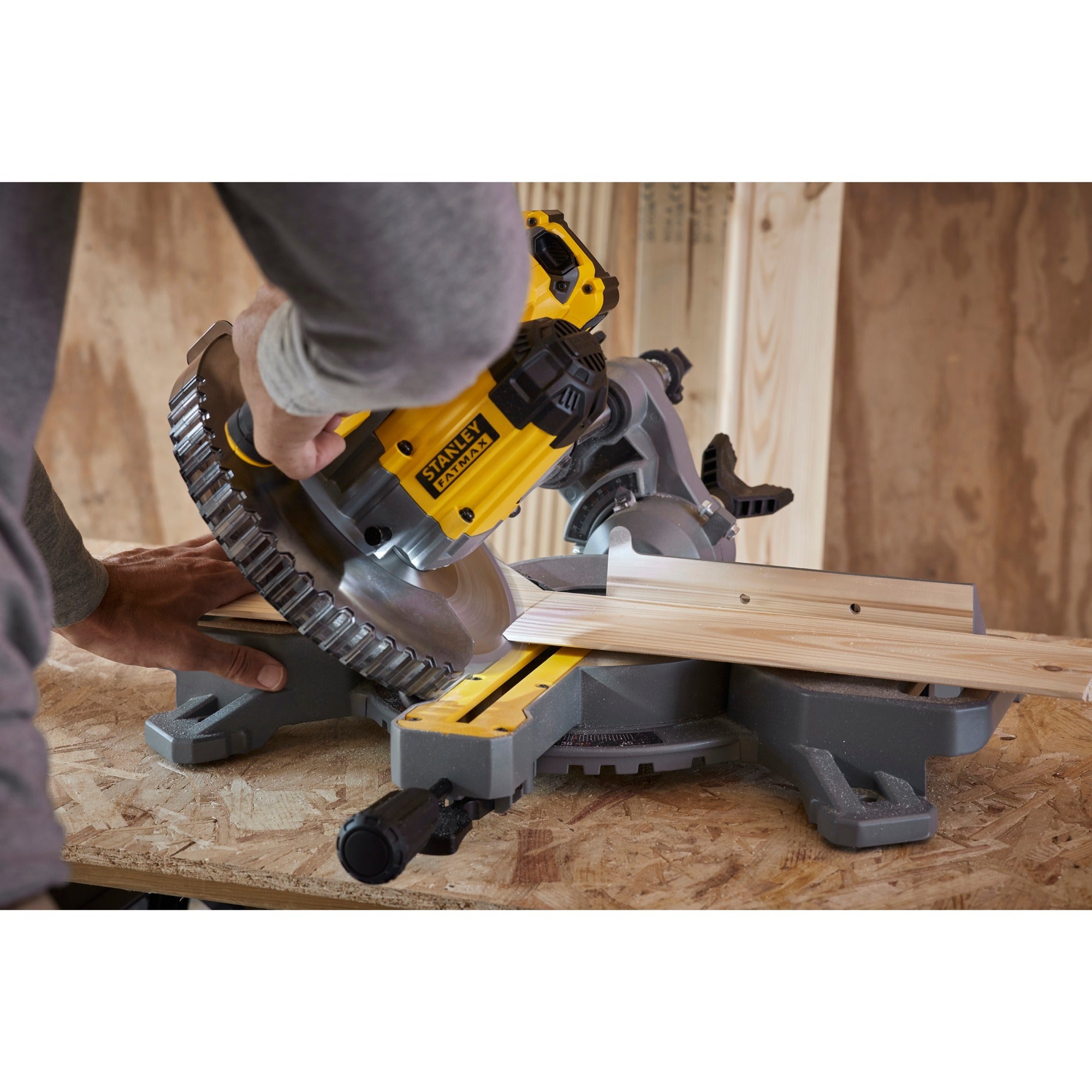 Stanley Stanley FATMAX V20 18V 4.0AH 190 mm Afkorten verstekzaag