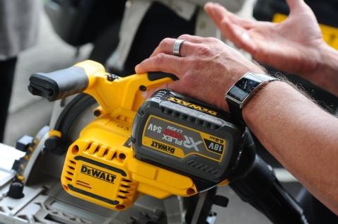 Dewalt dcs520t2r | xr flexvolt accu invalcirkelzaag 54v 165mm + geleiderail in tstak (2x 6.0ah accu + lader) - dcs520t2r-qw
