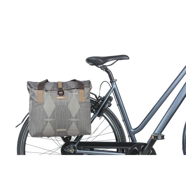 Basil Elegance fietsshopper, Green PET, waterkerende vouwsluiting, gepolsterde handschouderbanden, 20-26L, taupe