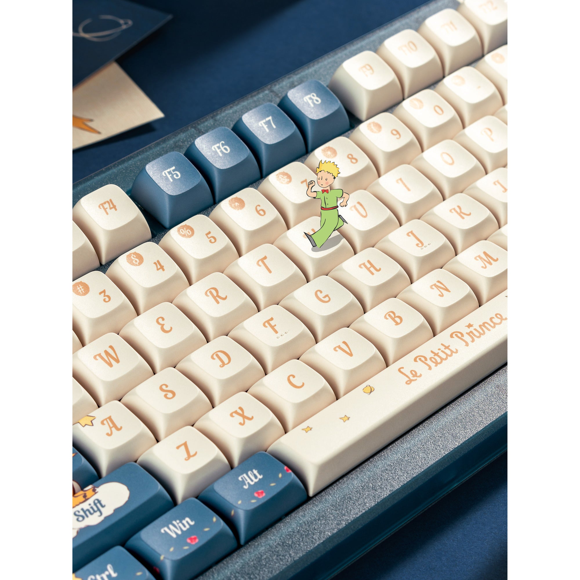 Iqunix zx75 sky encounter wireless mechanical keyboard, gaming toetsenbord (blauw wit, us lay-out, iqunix silent rose, rgb leds, 75%, hot-swappable, double-shot pbt, 2.4ghz | bluetooth 5.1 | usb-c)