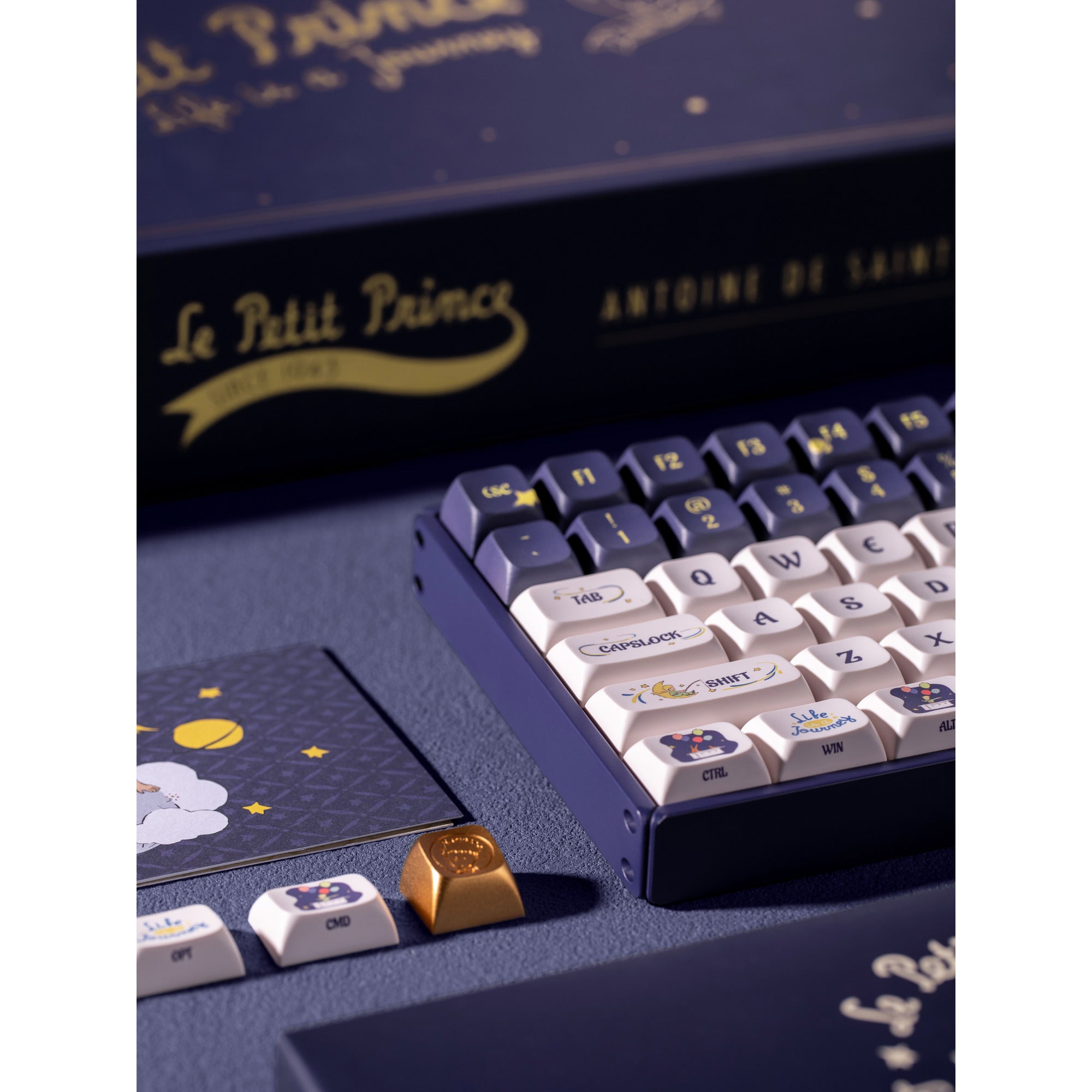 Iqunix f97 starry tryst rgb mechanisch gaming toetsenbord (donkerblauw, us lay-out (qwerty), iqunix little prince, 96%, rgb leds, hot-swappable, pbt, 2.4ghz | bluetooth 5.1 | usb-c)