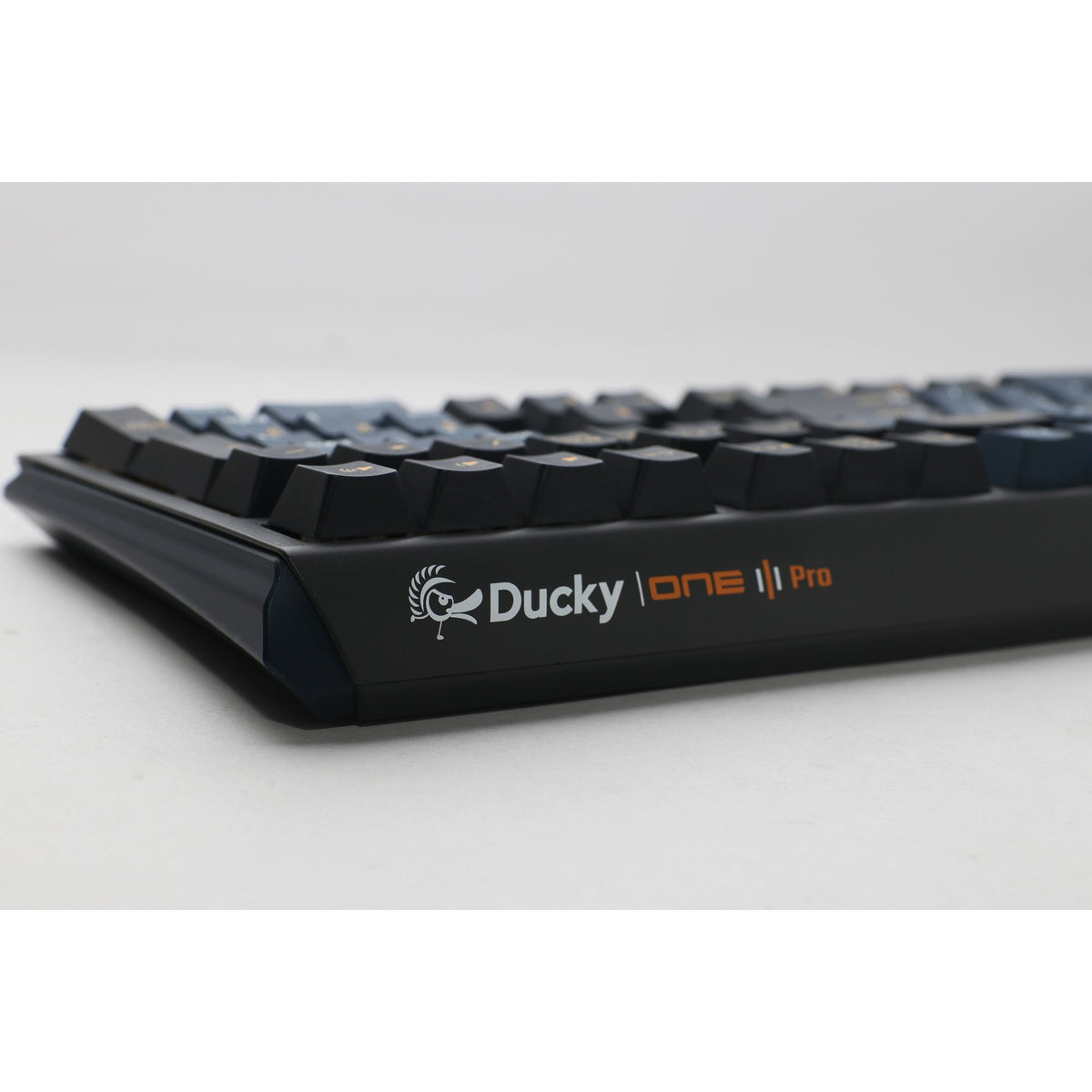 Ducky one 3 pro, gaming toetsenbord (zwart, us lay-out, cherry mx2a blue, rgb led, double-shot pbt, quack mechanics, hot swap)