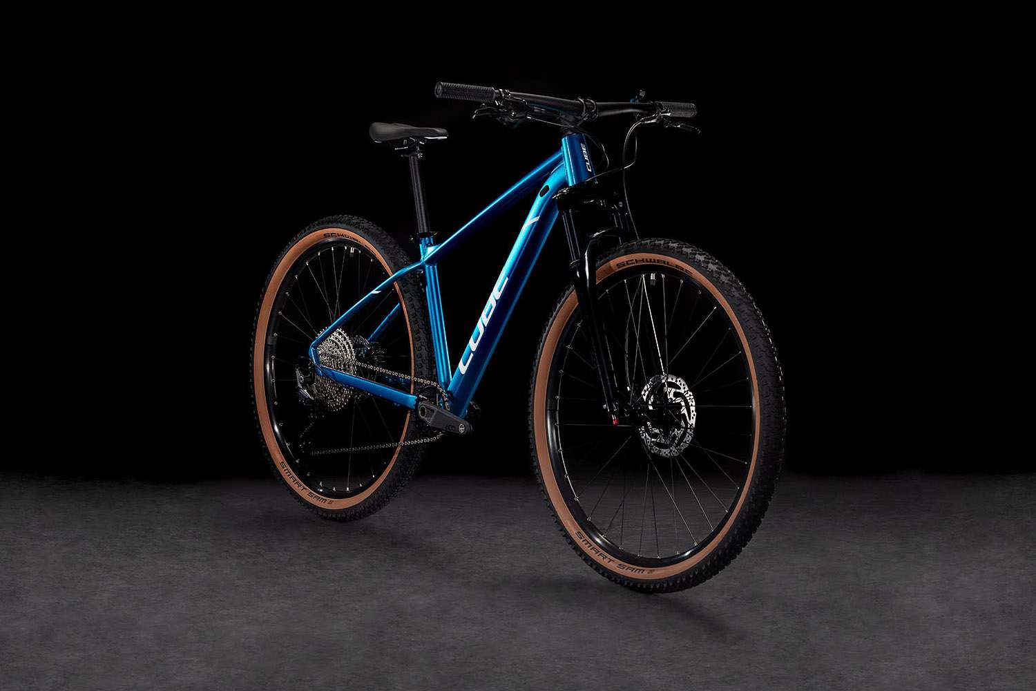 Cube attention pro metallicteal´n´white