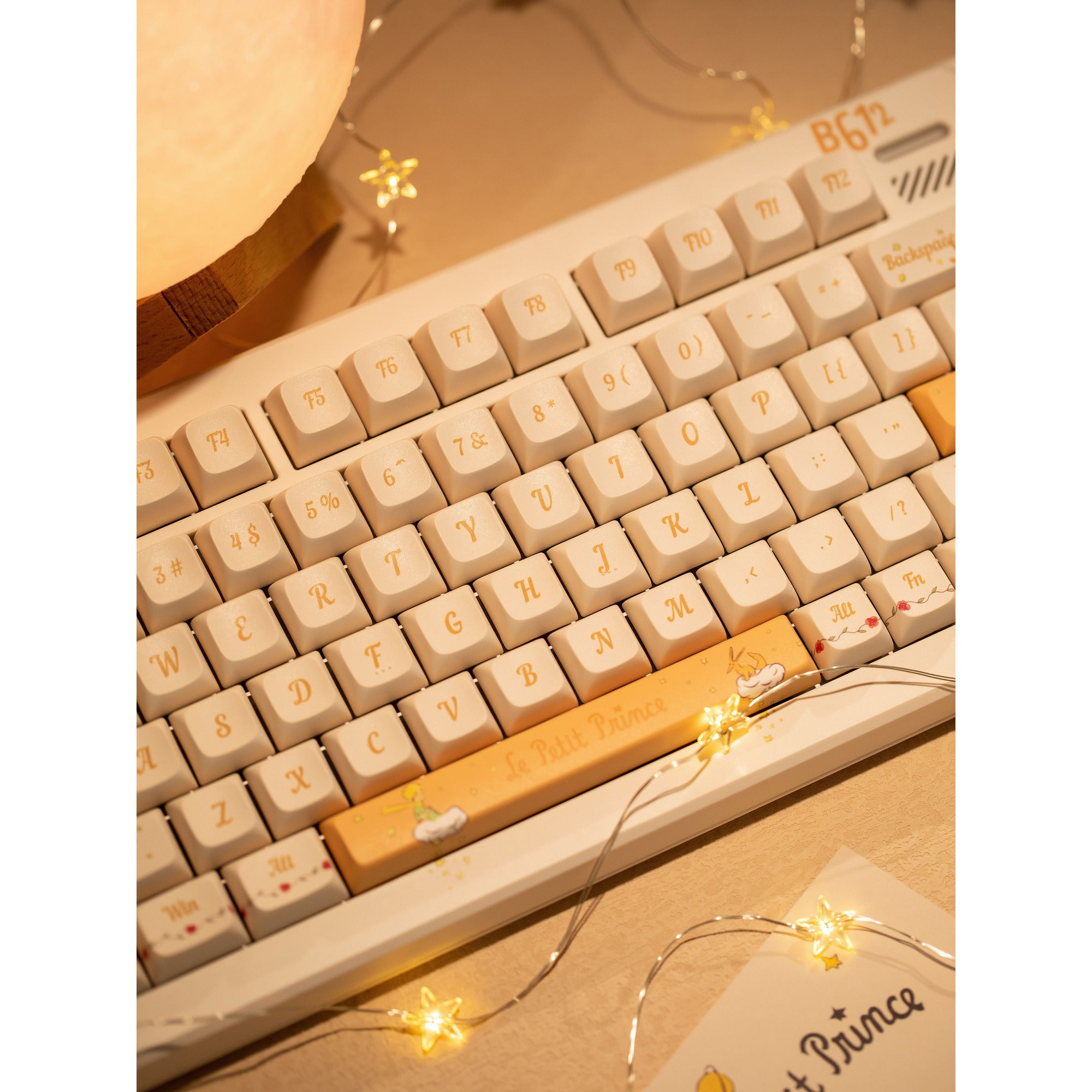 Iqunix zx75 sunset ponder wireless mechanical keyboard, gaming toetsenbord (lichtgeel, us lay-out, gateron red, rgb leds, 75%, hot-swappable, double-shot pbt, 2.4ghz | bluetooth 5.1 | usb-c)