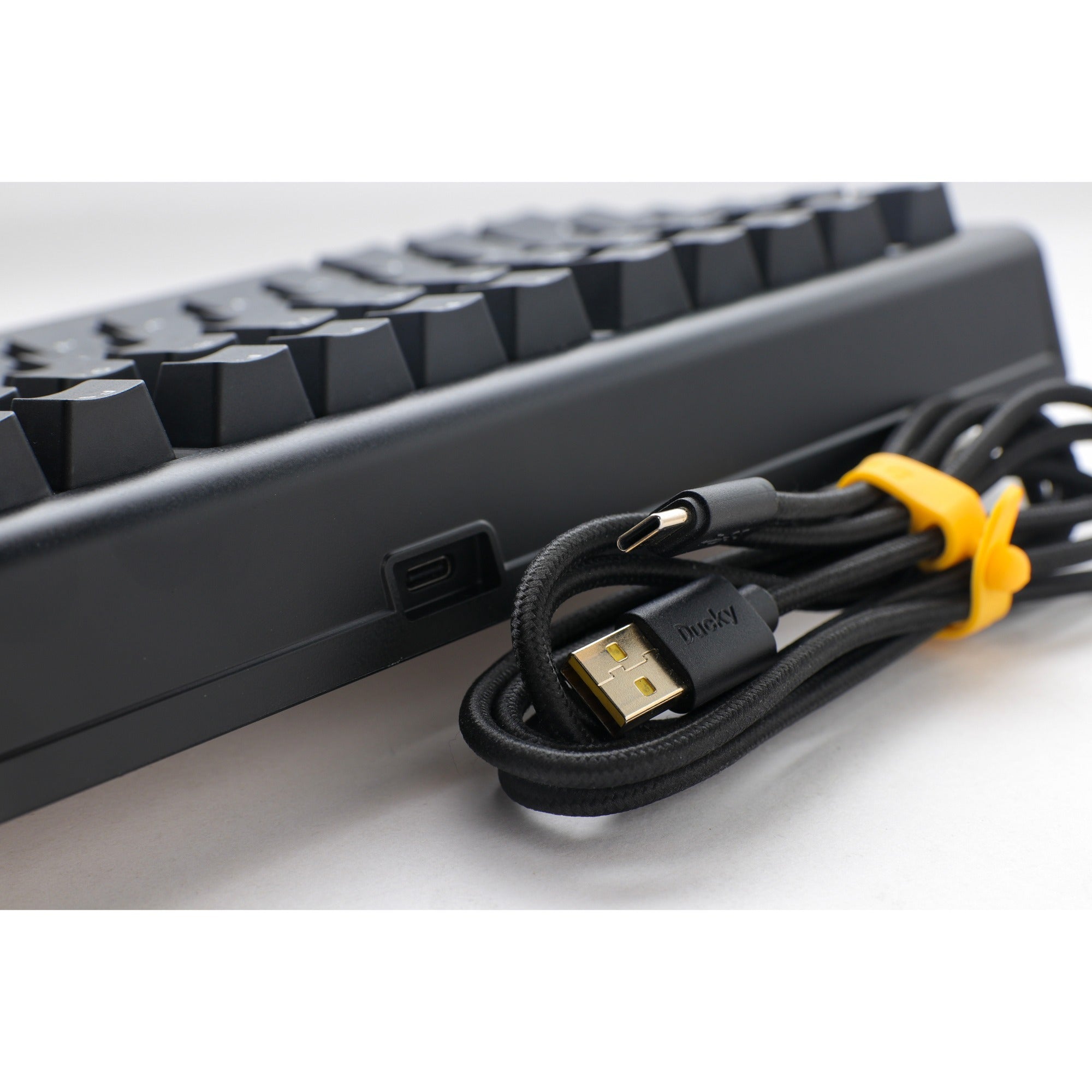 Ducky projectd tinker 75 met qmk via, toetsenbord (zwart wit, us lay-out, cherry mx red, rgb led, double-shot pbt, hot-swappable, gasket mount, 75%)