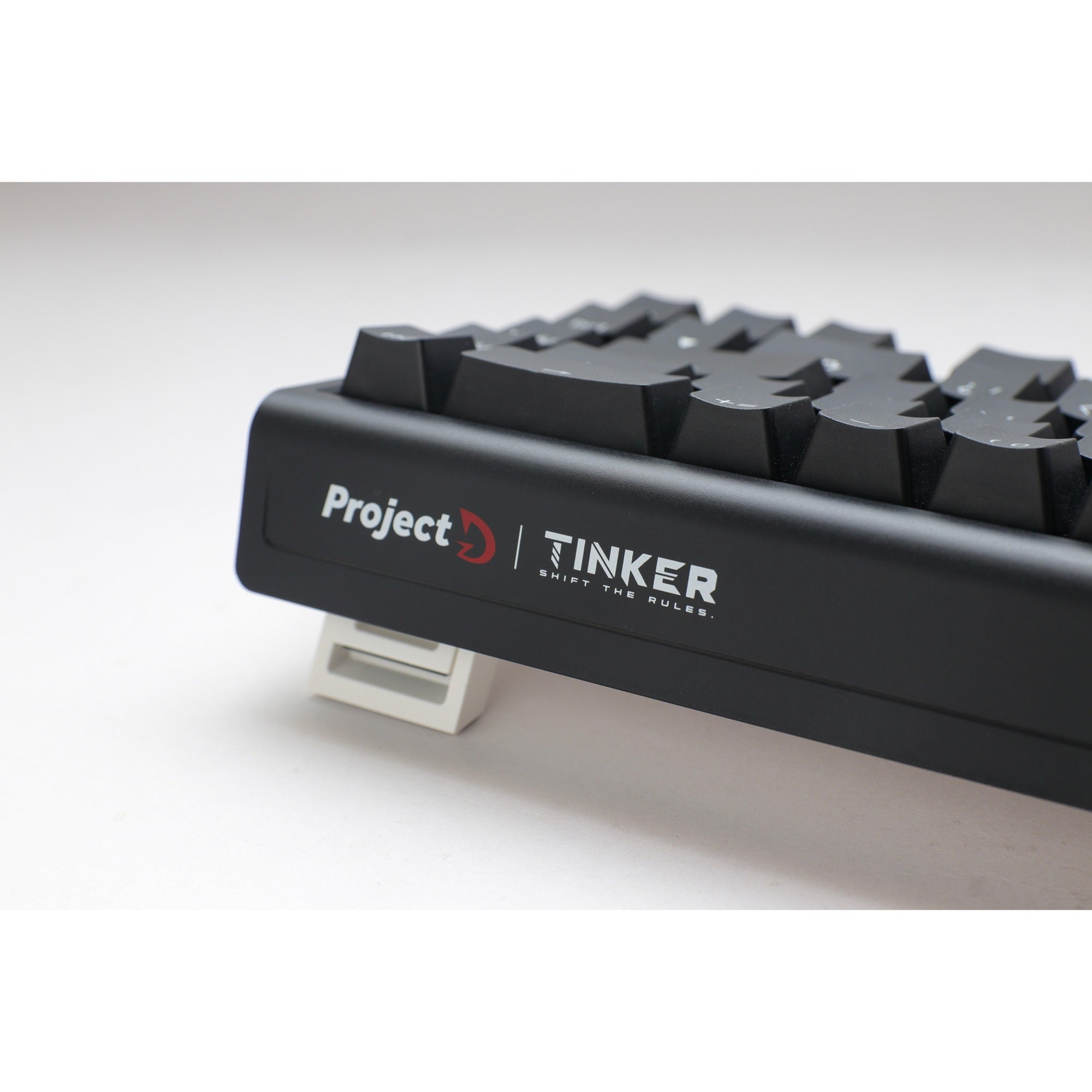 Ducky projectd tinker 65 met qmk via, toetsenbord (zwart wit, us lay-out, cherry mx blue, rgb led, double-shot pbt, hot-swappable, gasket mount, 65%)