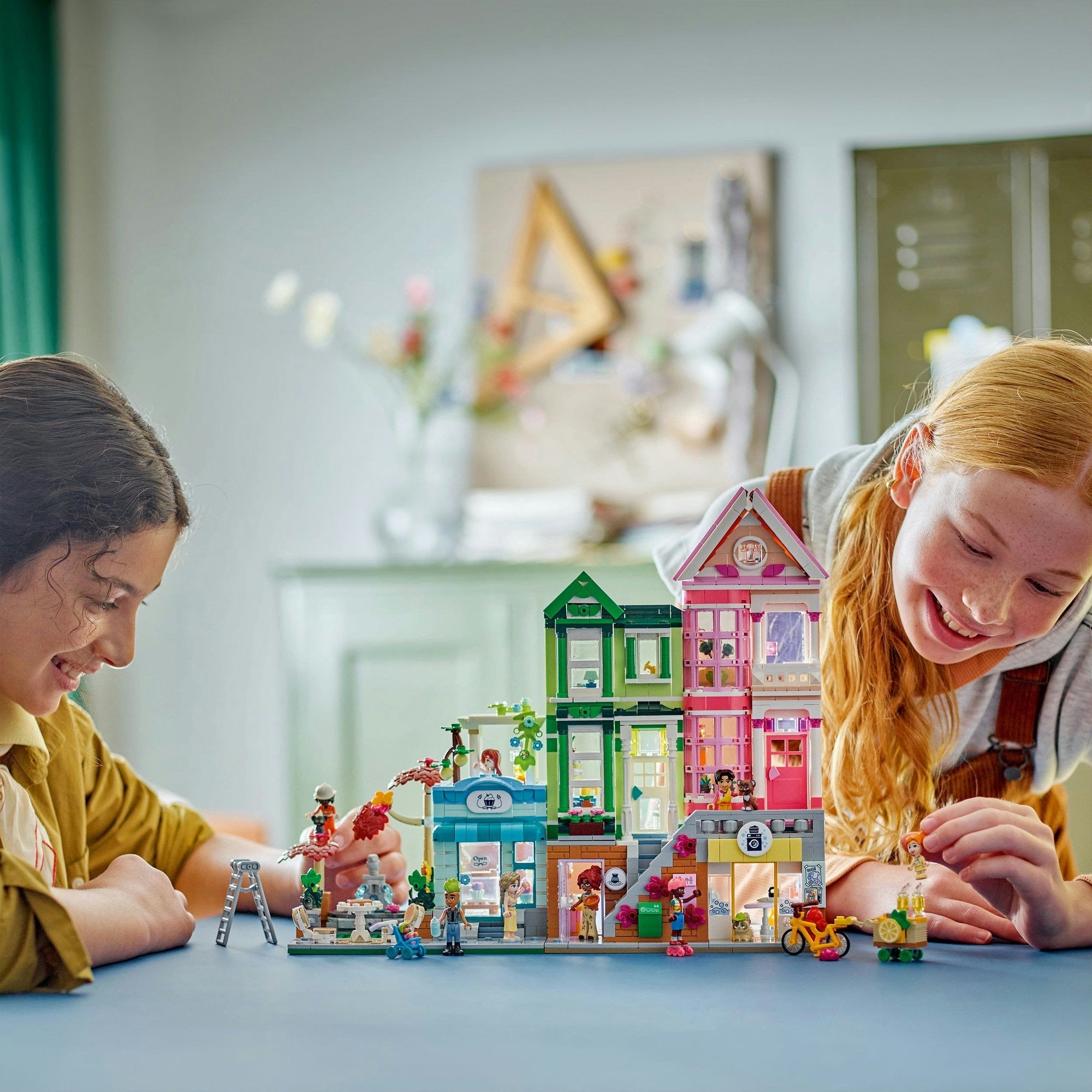 Lego friends - heartlake city appartementen en winkels constructiespeelgoed (42670)