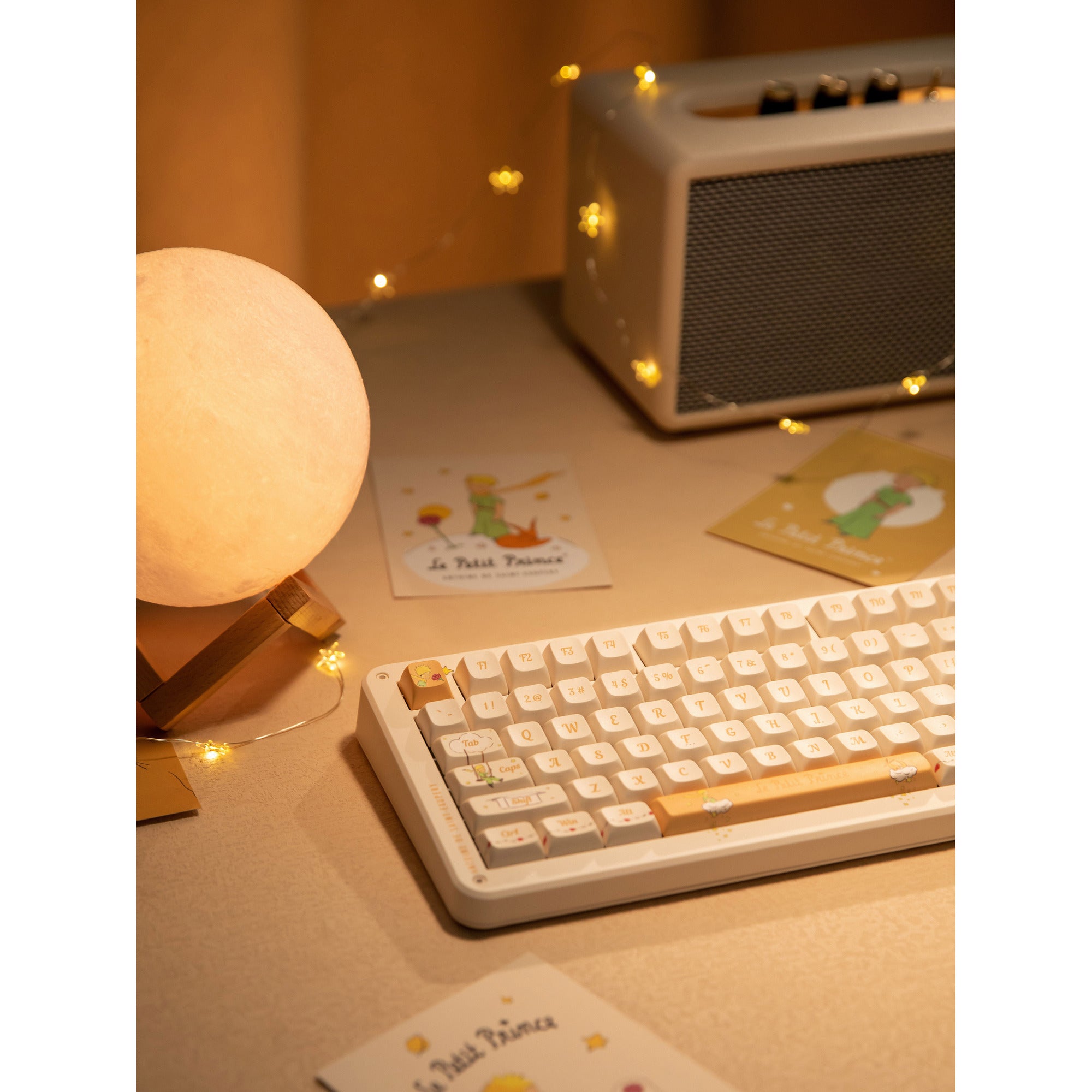 Iqunix zx75 sunset ponder wireless mechanical keyboard, gaming toetsenbord (lichtgeel, us lay-out, gateron red, rgb leds, 75%, hot-swappable, double-shot pbt, 2.4ghz | bluetooth 5.1 | usb-c)