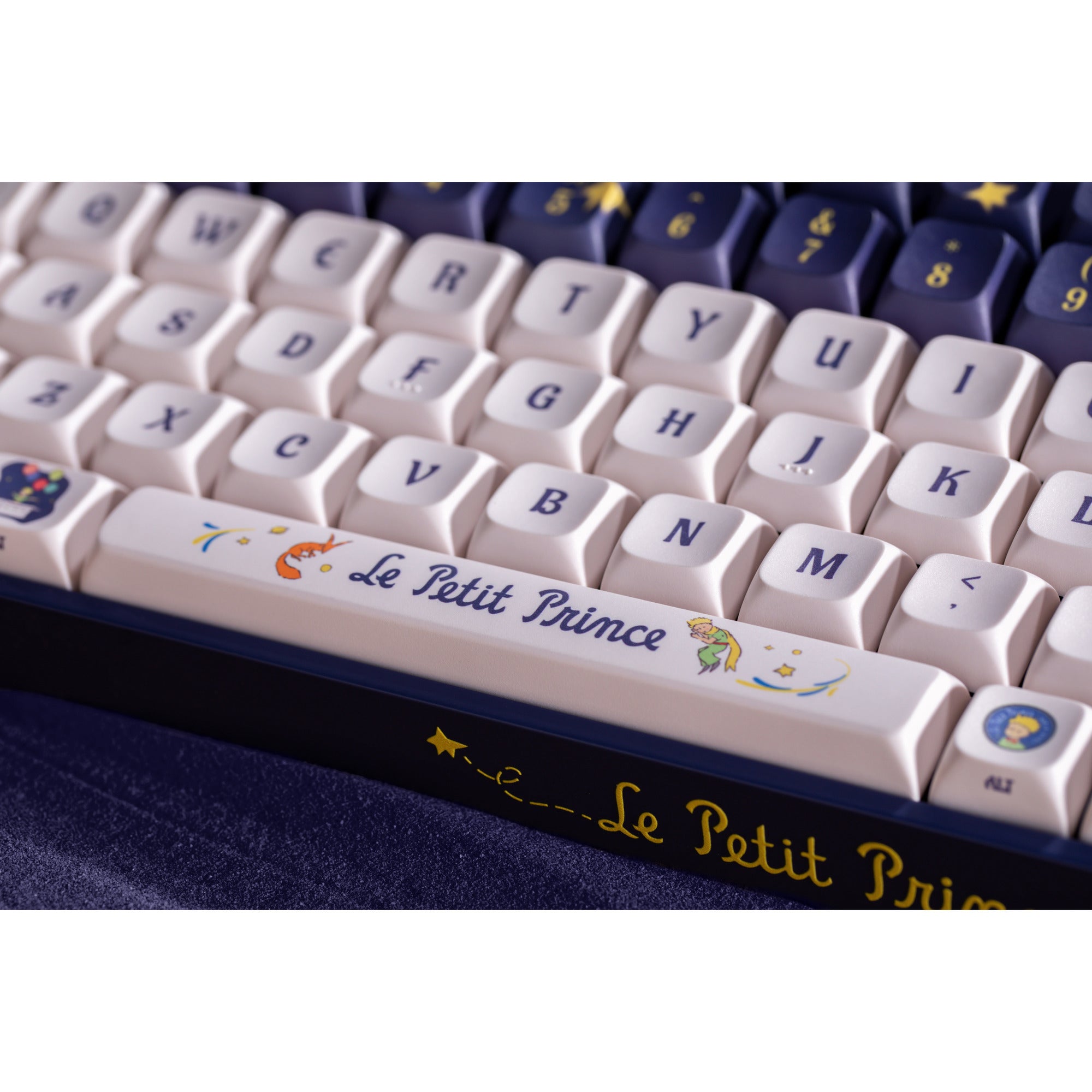 Iqunix f97 starry tryst rgb mechanisch gaming toetsenbord (donkerblauw, us lay-out (qwerty), iqunix little prince, 96%, rgb leds, hot-swappable, pbt, 2.4ghz | bluetooth 5.1 | usb-c)