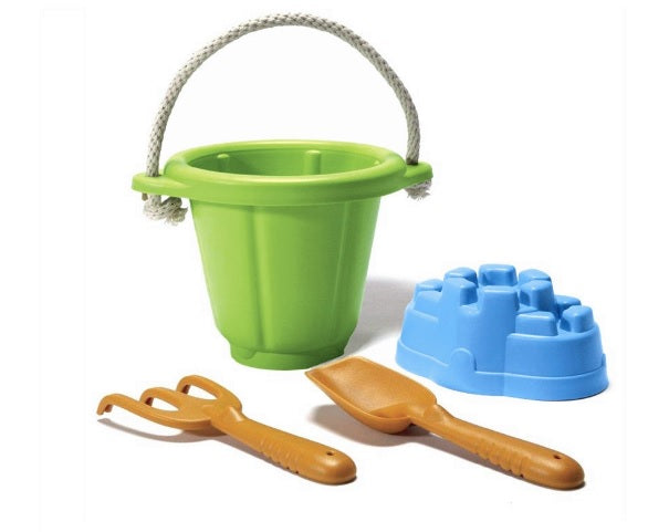 Groene speelgoed strandset met emmer, hark,zandvorm en schep