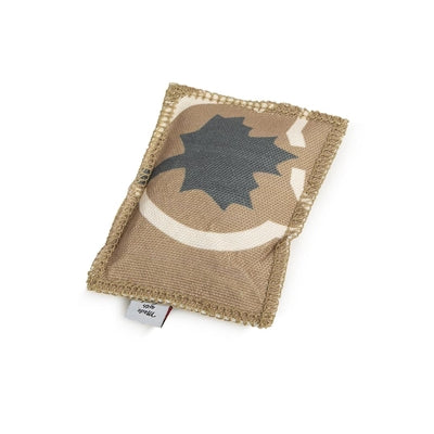 Canadees katten speelkussen love met catnip grijs beige