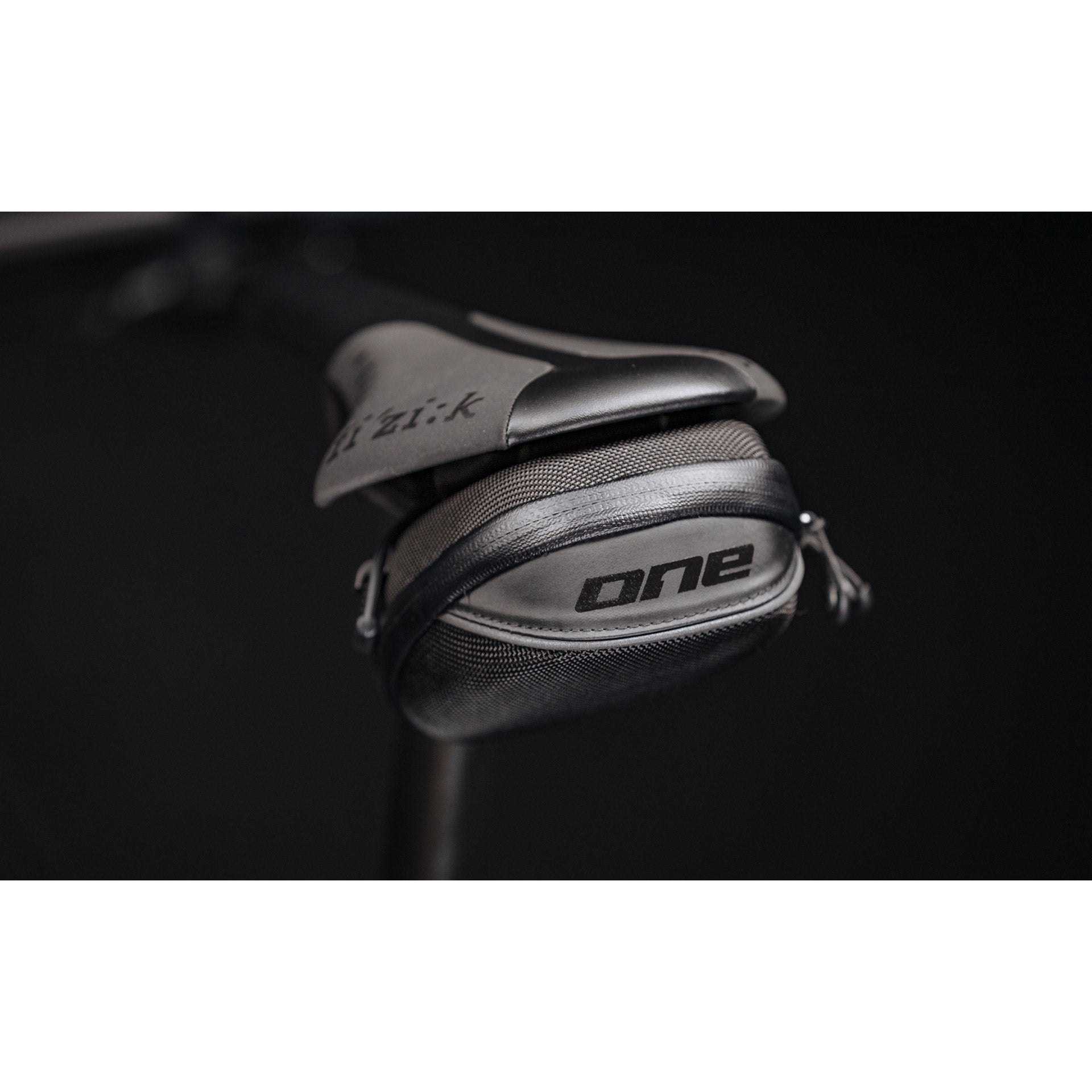 ONE One zadeltas 30 L (600ml) zwart